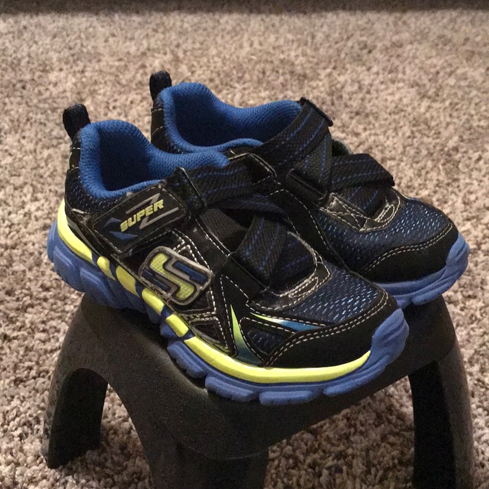 Boys Skechers tennis shoe size 11